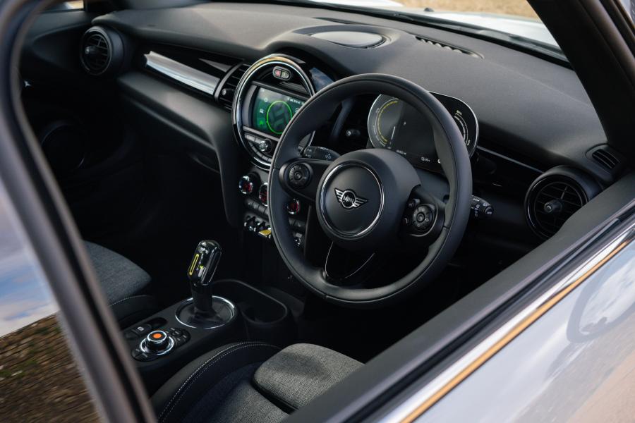 Торпедо Mini Cooper SE Level 2 (F56) 2020 года  (UK) (фото 16 из 34)